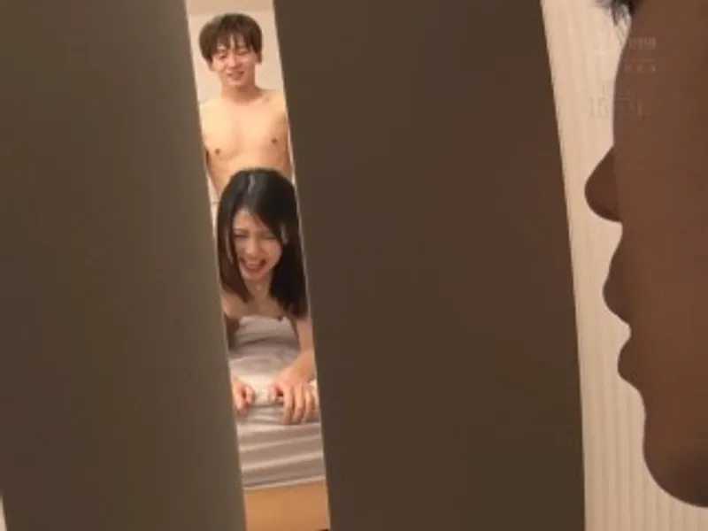 Thanh niên đang vụng trộm với chị nhà kề bên thì anh chồng về...