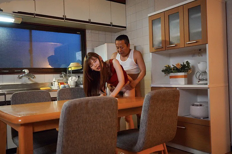 Con gái bị anh xã mới của mẹ đụ mỗi ngày, cho dù đã có người yêu