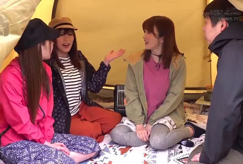 Chuyện lạ đời, ông chồng thay cô vợ đi cắm trại với mấy cô bạn của vợ ở khu phố…