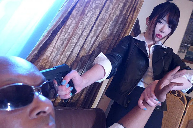 Nữ điều tra viên quốc tế bị ông trùm da đen xxx tơi tả