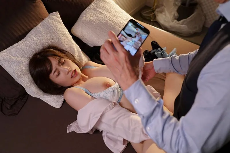 Sếp chuốc thuốc em thư ký bắt xxx cả đêm khi đi công tác xa