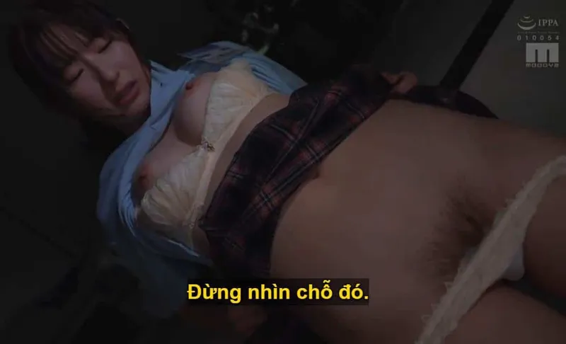 Sếp lớn đang lập mưu "dạy dỗ" cô nàng nhân viên kiêu kỳ lười nhác, suốt ngày chỉ mải mê chat chit với người yêu.
